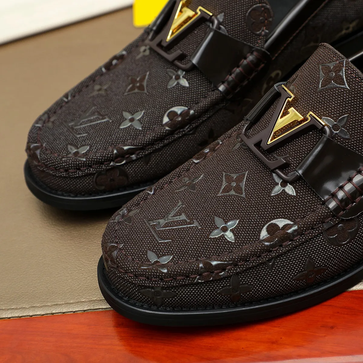 Men's shoes 💰 460 💰 Louis Vuitton LV ® 🆕 model 🔛Full shoe counter, first layer cowhide, 🐂leather lined casual shoes for men, super soft outsole, essential for driving. Counter synchronization, original first layer cowhide, completely 1:1 mold customization🌹top version, color optional! Number: 39-44 (customized at 38.45)